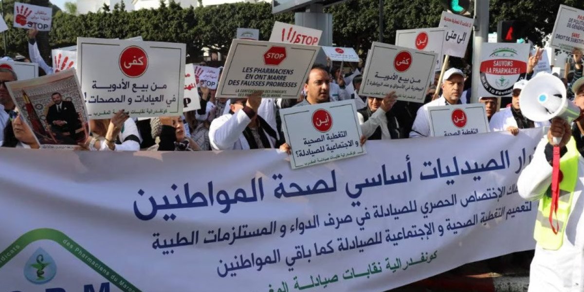 Une pharmacie marocaine traditionnelle avec un pharmacien en blouse blanche discutant avec un patient, symbolisant la proximité et le service de santé essentiel.