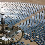 Panneaux solaires du programme Noor Atlas au Maroc, symbolisant la production d'énergie photovoltaïque et la transition énergétique.