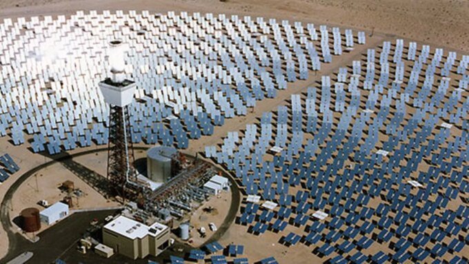 Panneaux solaires du programme Noor Atlas au Maroc, symbolisant la production d'énergie photovoltaïque et la transition énergétique.