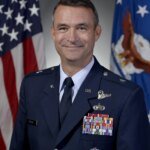 Le député républicain Don Bacon, figure politique américaine, s'exprimant publiquement.