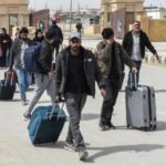 Le Pakistan, entre le marteau iranien et l'enclume afghane : un équilibre périlleux 4 Des ressortissants pakistanais revenant d’Iran à Taftan, dans la province du Baloutchistan, le 2 mars 2026.