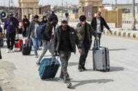 Des ressortissants pakistanais revenant d’Iran à Taftan, dans la province du Baloutchistan, le 2 mars 2026.