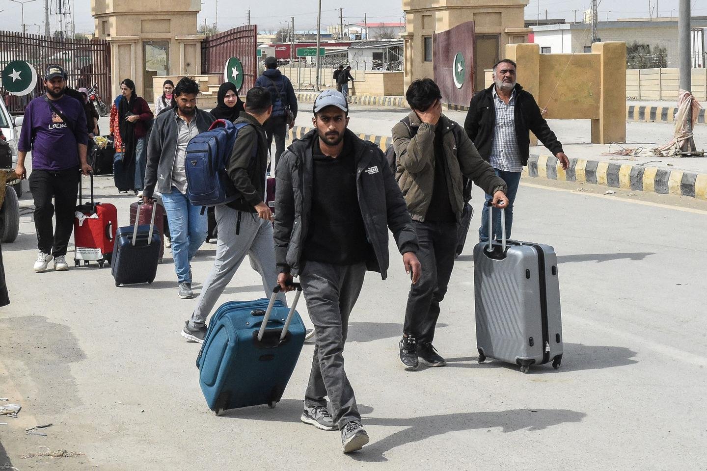 Le Pakistan, entre le marteau iranien et l'enclume afghane : un équilibre périlleux 3 Des ressortissants pakistanais revenant d’Iran à Taftan, dans la province du Baloutchistan, le 2 mars 2026.