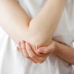 Unveiling the Psoriasis-Arthritis Link: New Research Offers Hope for Early Detection 6 Illustration showing immune cells migrating from skin to joints, representing the psoriasis-arthritis link.