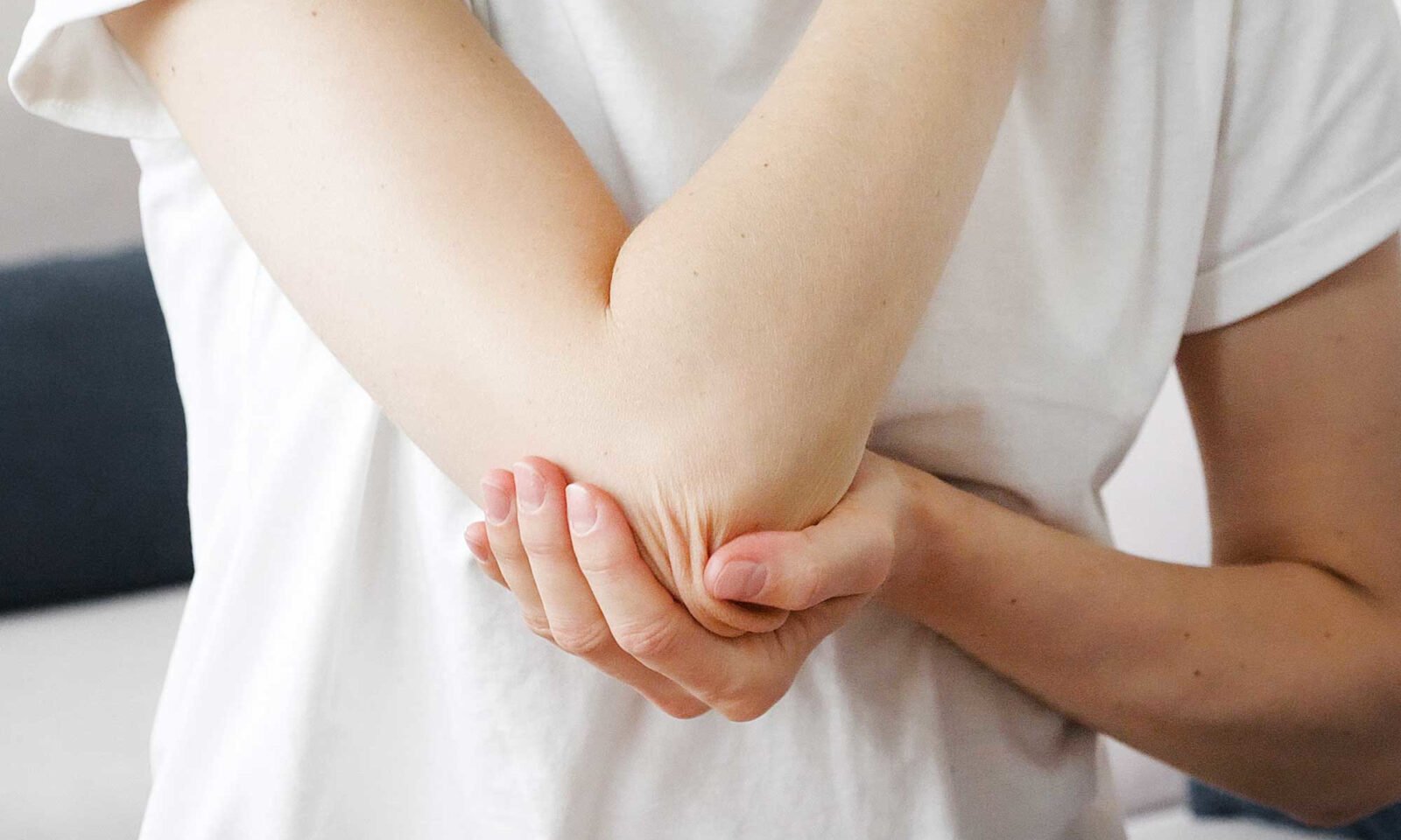 Unveiling the Psoriasis-Arthritis Link: New Research Offers Hope for Early Detection 3 Illustration showing immune cells migrating from skin to joints, representing the psoriasis-arthritis link.