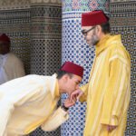 Rabat : L'Aïd Al-Fitr, Éclat Royal et Ferveur Spirituelle à la Mosquée Ahl Fès 4 Sa Majesté le Roi Mohammed VI accomplissant la prière de l'Aïd Al-Fitr à la mosquée Ahl Fès de Rabat, entouré de fidèles et de dignitaires.