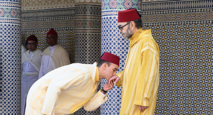 Rabat : L'Aïd Al-Fitr, Éclat Royal et Ferveur Spirituelle à la Mosquée Ahl Fès 5 Sa Majesté le Roi Mohammed VI accomplissant la prière de l'Aïd Al-Fitr à la mosquée Ahl Fès de Rabat, entouré de fidèles et de dignitaires.