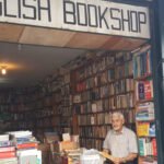 Vue intérieure de The English Bookshop à Rabat, avec des étagères débordantes de livres et une atmosphère chaleureuse et accueillante, invitant à la découverte littéraire.