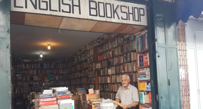 Rabat rayonne : The English Bookshop, une perle marocaine parmi les plus belles librairies du monde 7 Vue intérieure de The English Bookshop à Rabat, avec des étagères débordantes de livres et une atmosphère chaleureuse et accueillante, invitant à la découverte littéraire.