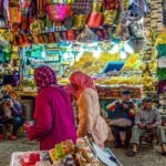 Ramadan : un pic de consommation qui pèse sur l’épargne des ménages 4 Table de repas richement garnie pour l'Iftar pendant le Ramadan, avec des plats traditionnels marocains et des fruits, symbolisant l'abondance et la convivialité.