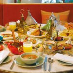 Une table de rupture du jeûne (Iftar) avec des plats variés, des dattes et des boissons, illustrant l'abondance du Ramadan.