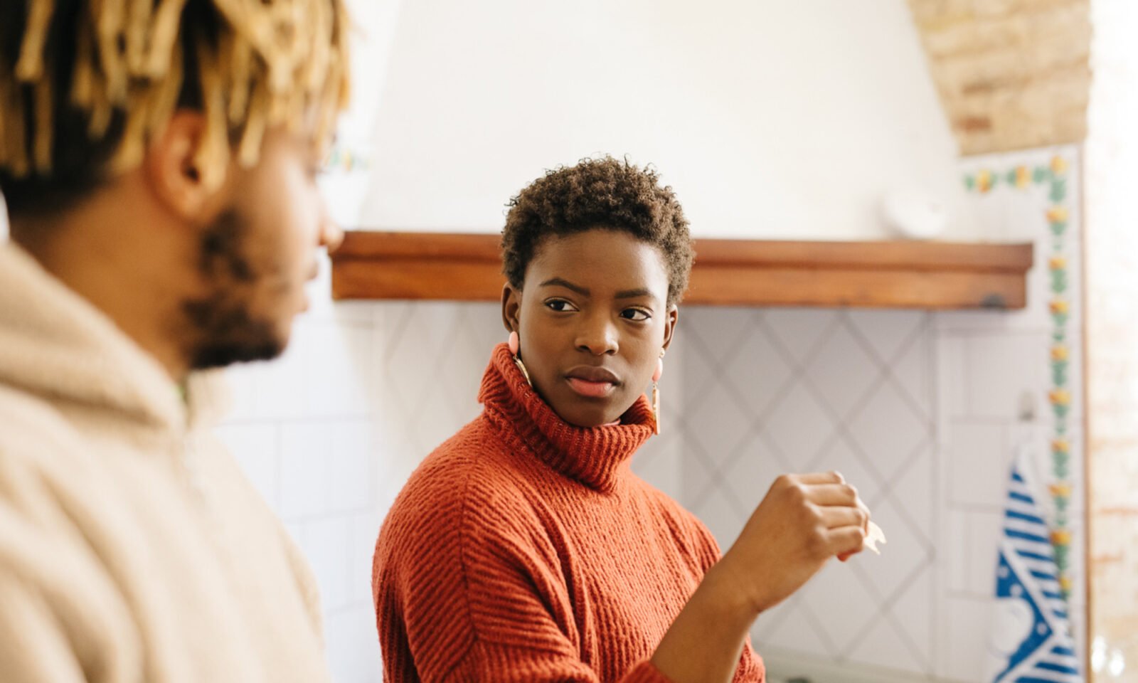 A couple communicating or a visual metaphor for balancing expectations in a relationship.