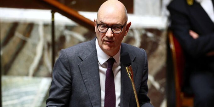 Roland Lescure, ministre français de l'Économie, s'exprimant sur la nécessité de conserver les réserves stratégiques de pétrole face aux tensions au Moyen-Orient.