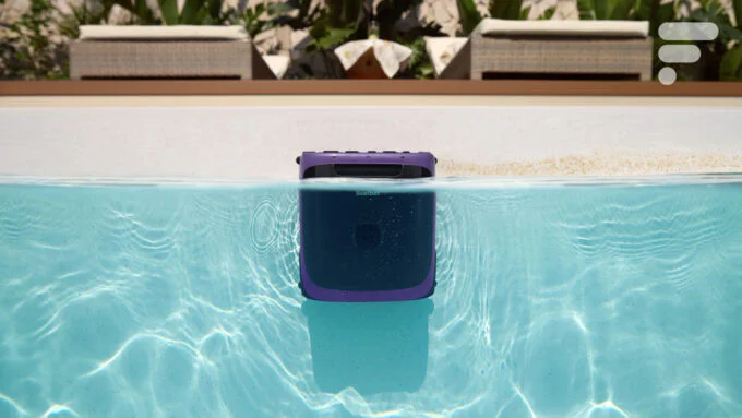 Le robot de piscine Beatbot Sora 70 flottant à la surface d'une piscine, prêt à nettoyer les débris.