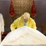 Un Acte de Piété Royale : SM le Roi Mohammed VI Honore la Mémoire de Mohammed V et Hassan II 4 Sa Majesté le Roi Mohammed VI, accompagné de SAR le Prince Héritier Moulay El Hassan, SAR le Prince Moulay Rachid et SA le Prince Moulay Ahmed, se recueillant avec solennité sur la tombe de Feu SM le Roi Mohammed V.