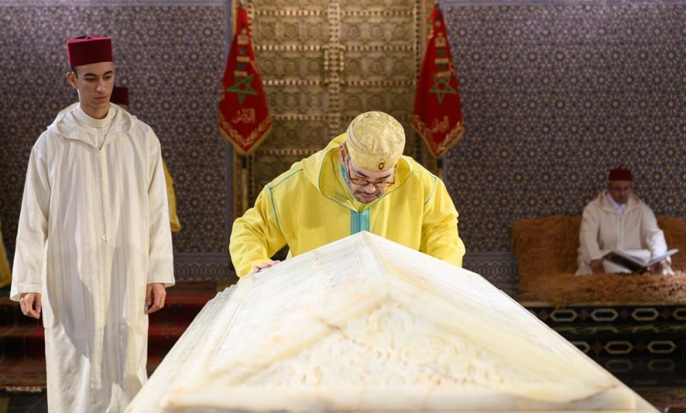 Sa Majesté le Roi Mohammed VI, accompagné de SAR le Prince Héritier Moulay El Hassan, SAR le Prince Moulay Rachid et SA le Prince Moulay Ahmed, se recueillant avec solennité sur la tombe de Feu SM le Roi Mohammed V.