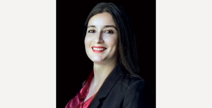 Portrait de Samya El Mousti, dirigeante engagée de SOS Villages d'Enfants Maroc, souriante et inspirante.