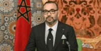 Sa Majesté le Roi Mohammed VI en conversation téléphonique avec des dirigeants du Golfe, symbolisant l'unité et la solidarité.