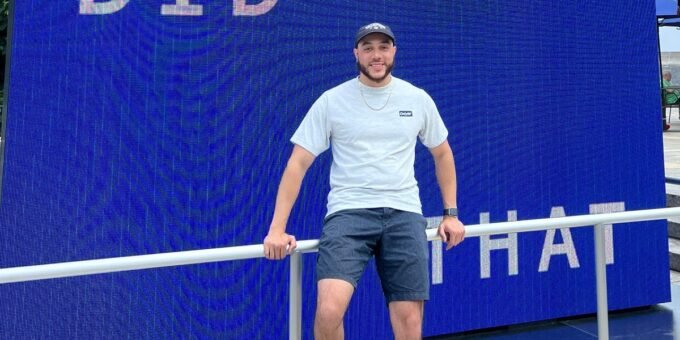 Navigating the Tech Job Market: A Laid-Off Senior Engineer's 3-Point Strategy 7 A person looking at a laptop screen with code, symbolizing a software engineer searching for jobs after a layoff.