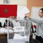 Une urne électorale avec des bulletins de vote, symbolisant les prochaines élections législatives.