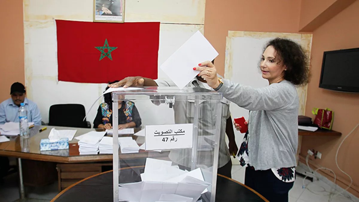Une urne électorale avec des bulletins de vote, symbolisant les prochaines élections législatives.