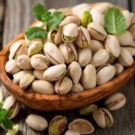 Des pistaches vertes décortiquées et non décortiquées, symbolisant l'engouement croissant pour ce fruit sec au Maroc.