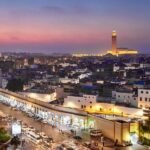 Une scène nocturne vibrante de Casablanca durant le Ramadan, illuminée par les lumières de la ville et l'effervescence des activités post-ftour.