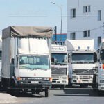 Un camion et un bus sur une route, symbolisant le secteur du transport routier bénéficiant du soutien gouvernemental.