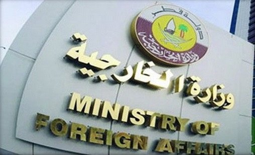 Drapeaux du Qatar et de Bahreïn, symbolisant l'unité face à l'agression, avec une carte stylisée du Golfe en arrière-plan.