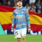 Thiago Pitarch, jeune milieu de terrain du Real Madrid, souriant dans un maillot de l'équipe d'Espagne.