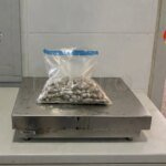 Image d'une personne arrêtée à l'aéroport ou de capsules de drogue saisies.