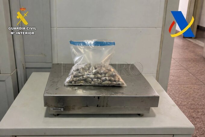 Melilla : Sept 'mules' marocaines arrêtées, le trafic de haschisch par ingestion déjoué 7 Image d'une personne arrêtée à l'aéroport ou de capsules de drogue saisies.