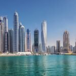 Les gratte-ciels emblématiques de Dubaï, symboles d'une région en pleine effervescence, sous un ciel incertain, reflétant la perturbation du trafic aérien.