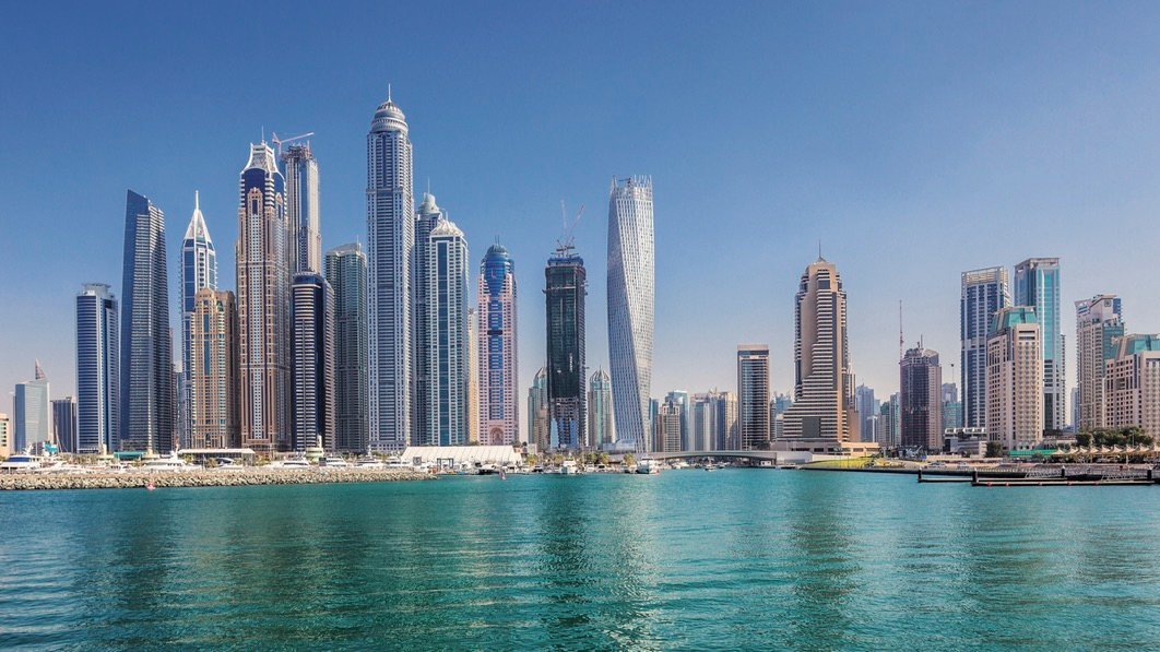 Les gratte-ciels emblématiques de Dubaï, symboles d'une région en pleine effervescence, sous un ciel incertain, reflétant la perturbation du trafic aérien.