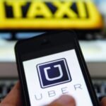 Illustration de l'ubérisation au Maroc, avec des icônes de smartphones, de données et de cartes urbaines, symbolisant la collecte d'informations personnelles par les plateformes de transport et de livraison.