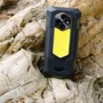 صورة لهاتف Ulefone RugKing 5 Pro المصفح يظهر تصميمه المتين وكاميراته الخلفية، مع إشارة إلى قدرات الرؤية الليلية.