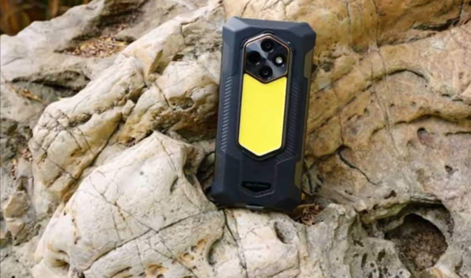 صورة لهاتف Ulefone RugKing 5 Pro المصفح يظهر تصميمه المتين وكاميراته الخلفية، مع إشارة إلى قدرات الرؤية الليلية.