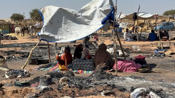 Des Soudanais déplacés ayant quitté El-Fasher se sont réfugiés à Tawila, où un incendie qui s’est déclaré dans le camp a tué un enfant le 11 février 2026.