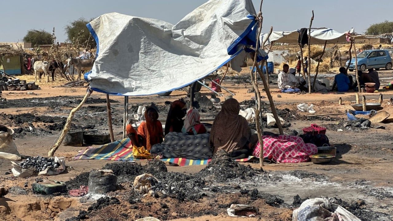 Des Soudanais déplacés ayant quitté El-Fasher se sont réfugiés à Tawila, où un incendie qui s’est déclaré dans le camp a tué un enfant le 11 février 2026.