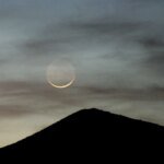 Célébration de l'Aïd al-Fitr au Maroc, avec des éléments symboliques comme le croissant de lune ou une mosquée.