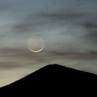 Célébration de l'Aïd al-Fitr au Maroc, avec des éléments symboliques comme le croissant de lune ou une mosquée.
