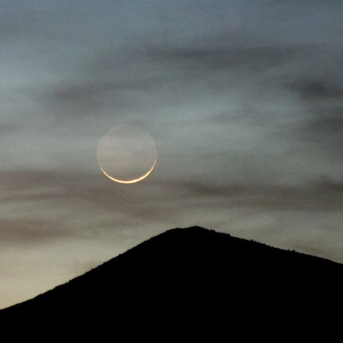 Vendredi marque le premier jour de l'Aïd al-Fitr au Maroc 10 Célébration de l'Aïd al-Fitr au Maroc, avec des éléments symboliques comme le croissant de lune ou une mosquée.