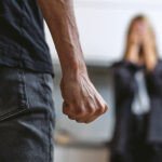 Violences faites aux femmes : l'OMS révèle une stagnation alarmante, 1 femme sur 3 toujours concernée 6 Une femme, le visage marqué par la tristesse et la résilience, symbolisant les millions de victimes de violences dans le monde.