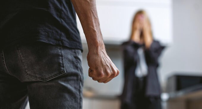 Une femme, le visage marqué par la tristesse et la résilience, symbolisant les millions de victimes de violences dans le monde.