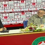 Walid Regragui recevant un hommage de la FRMF lors de sa cérémonie d'adieu, entouré de responsables et d'anciens joueurs.