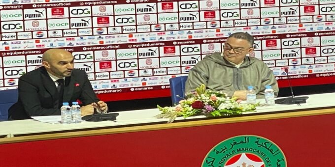 Walid Regragui recevant un hommage de la FRMF lors de sa cérémonie d'adieu, entouré de responsables et d'anciens joueurs.