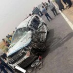Vue d'un accident de la route impliquant deux grands taxis, avec des débris dispersés sur la chaussée, symbolisant la violence du choc survenu à Chichaoua.