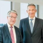 Jean-Laurent Bonnafé de BNP Paribas et Mohamed Hassan Bensalah d'Holmarcom scellant l'accord d'acquisition de la BMCI.