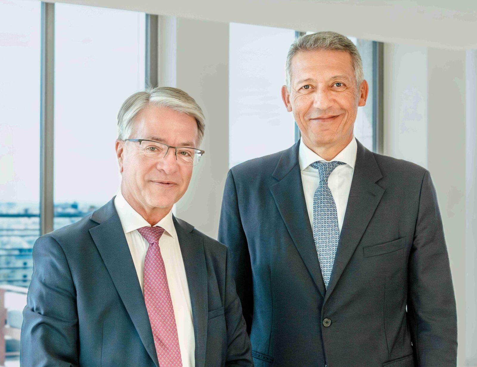 Jean-Laurent Bonnafé de BNP Paribas et Mohamed Hassan Bensalah d'Holmarcom scellant l'accord d'acquisition de la BMCI.