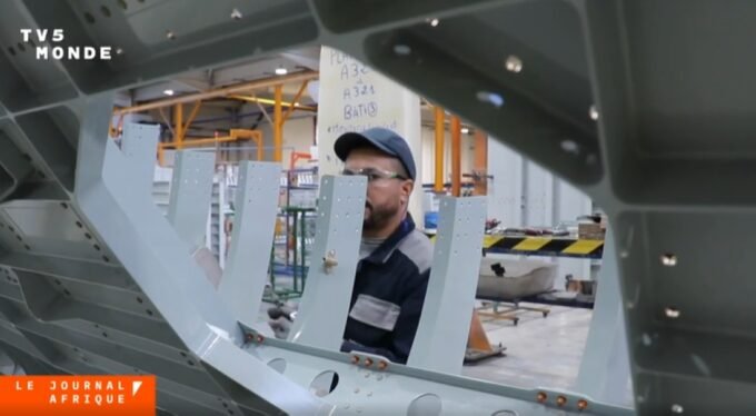 Usine aéronautique au Maroc, avec des avions en arrière-plan, symbolisant le développement industriel et l'innovation.